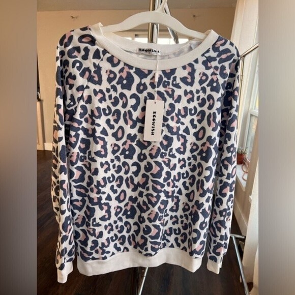 Women's Elegant Leopard-Print Pullover SweaterLeopard print Sweater Size S. - Picture 6 of 7